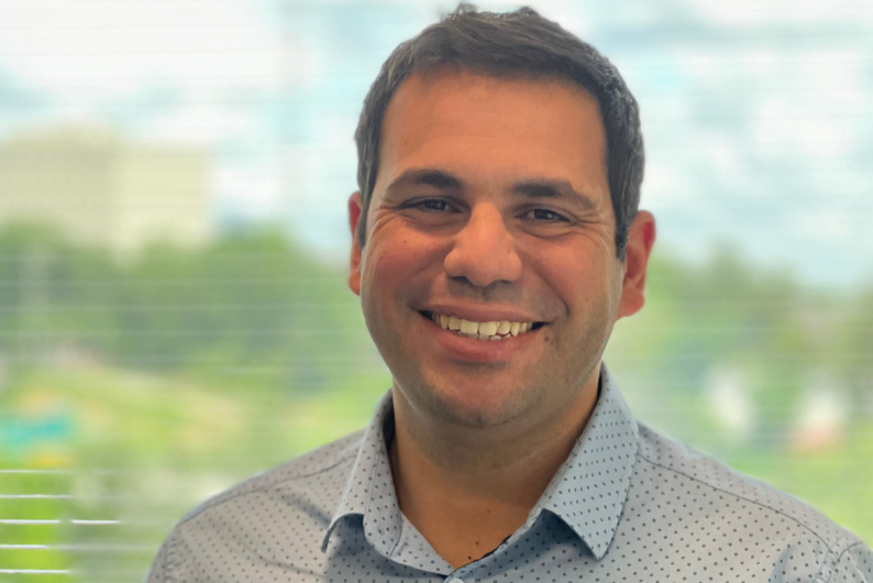 Portrait of Eliav Perez, Marketing and Communications Director at the Zalik Foundation, expert in Jewish communal marketing and strategic communications.